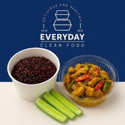 ข้าวไรซ์เบอร์รี่ ไก่พริกแกงใต้ถั่วฝักยาว