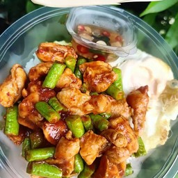 ข้าวราดผัดเครื่องแกงไก่