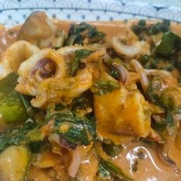 ผัดเผ็ดปลาหมึก