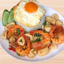 กะเพราถาดพิเศษ ทะเล + ไข่ดาว 1 ฟอง