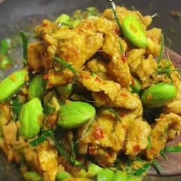 สามชั้นผัดพริกแกงใต้ใส่สะตอ ( ราดข้าว )