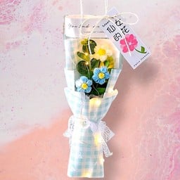 ช่อดอกไม้โครเชต์ ( สีฟ้า ) พร้อมไฟ LED + การ์ดอวยพรวันเกิด