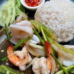 ข้าวทะเลผัดพริกหยวก