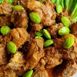 ซี่โครงหมูผัดพริกแกงใต้ใส่สะตอ ( เป็นกับ )