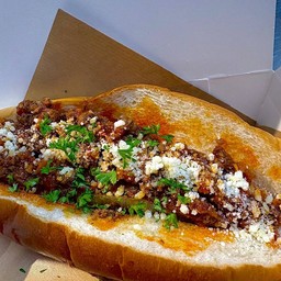 ฮอตดอกราดซอสเนื้อโบโลเนสชิส + เฟรนช์ฟรายส์