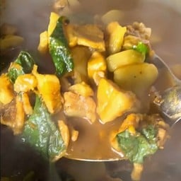 แกงคั่วพริกหมูสามชั้นใบยี่หร่า ( เป็นกับ )