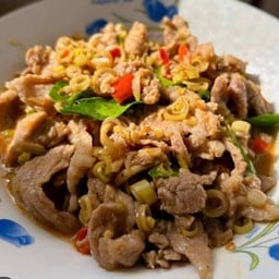 หมูชิ้นผัดตะไคร้ ( ราดข้าว )