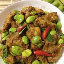 กระดูกอ่อนผัดพริกแกงใต้ใส่สะตอ ( ราดข้าว )