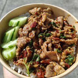 ข้าวกะเพราหมูชิ้นพริกแห้ง