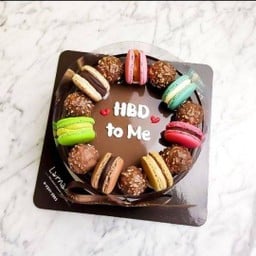 Ferrero+macaron on larna cake 2 pound