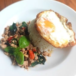 โหระพาอิตาเลี่ยนผัดหมูสับราดข้าว