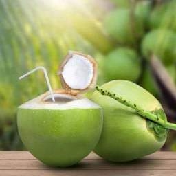 นายปัณ-มะพร้าวน้ำหอมบ้านแพ้ว มะพร้าวปั่นนมสด มะพร้าวแปรรูป หน้าร้านอาหารวาฬเกยตื้น