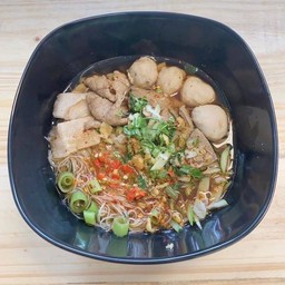 ก๋วยเตี๋ยวหมูเลียงใส่แตงกวา