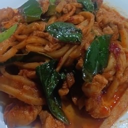 แกงเผ็ดไก่คั่วแห้งใส่หน่อไม้ดองราดข้าว