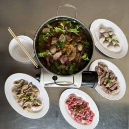 เนื้อเรื่อง ก๋วยเตี๋ยวเนื้อตุ๋น ไก่ตุ๋น ข้าวมันไก่ สีลม 26 (ซอยปราโมทย์ จิ้มแจ่วเฮ้าส์เก่า)