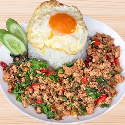 กะเพราถาดพิเศษ เนื้อวากิวสับ + ไข่ดาว 1 ฟอง