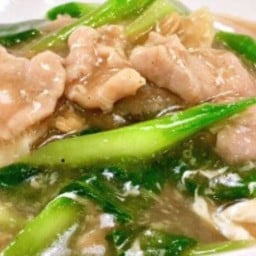 ราดหน้าเส้นใหญ่หมู