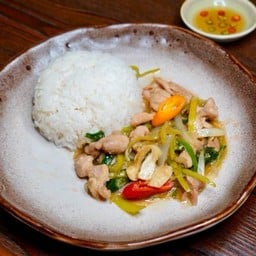 ข้าวไก่ผัดพริกหยวก