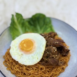 มาม่าเผ็ดใส่ไข่และเนื้อ