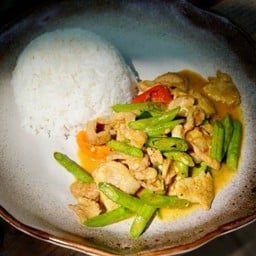 ข้าวหมูชิ้นผัดพริกแกงถั่ว