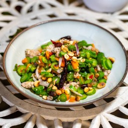 ยำก้านคะน้าหมูสับ