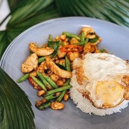 ข้าวไก่ชิ้นผัดพริกแกงถั่ว
