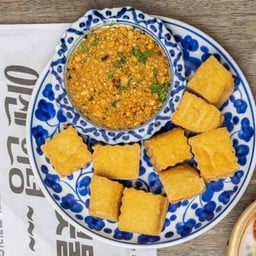 เต้าหู้ทอดน้ำจิ้มถั่ว