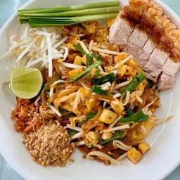 ผัดไทยหมูกรอบ