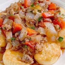 ข้าวหน้าเต้าหู้ไข่ทอดราดหมูสับผัดซอสมะเขือเทศ