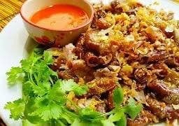 ไส้ทอดกระเทียมพริกไทยราดข้าว