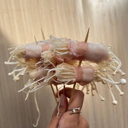 เบคอนพันเห็ดเข็มทอง