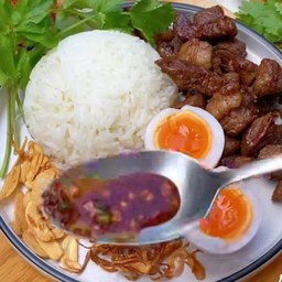 ข้าวคลุกหมูทอดน้ำปลา