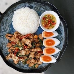 ข้าวกะเพราไก่ชิ้น