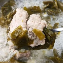 ซี่โครงหมูต้มใบชะมวง ( เป็นกับ )