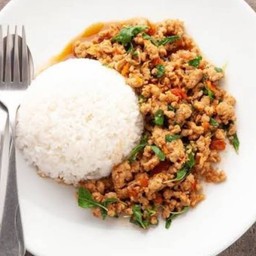 กระเพราไก่สับราดข้าว