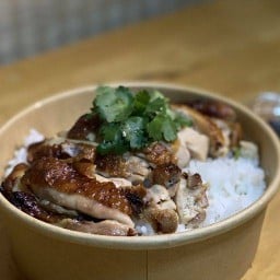 ข้าวหน้าไก่ กระเพราเนื้อ - ศรีราชา