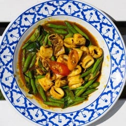 ปลาหมึกผัดพริกแกงถั่ว