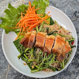 หมี่กระเฉดหมูกรอบ