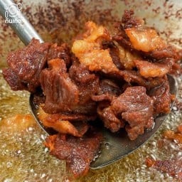 ข้าวหน้าเนื้อทอดน้ำปลา