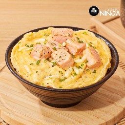 ข้าวหน้าไข่ข้นชีสแซลมอน