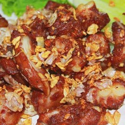 กระดูกอ่อนทอดกระเทียม ( ราดข้าว )