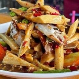 ตำหน่อไม้ปูม้าสด