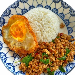 กระเพราไก่สับ ไข่ดาวราดข้าว