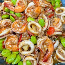 ทะเลผัดกะปิใส่สะตอ ( ราดข้าว )