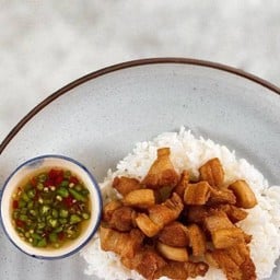 ข้าวหมูสามชั้นทอดน้ำปลา