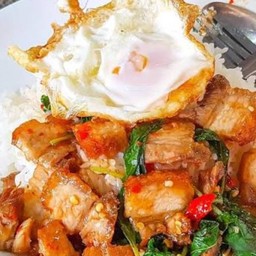 กระเพราหมูกรอบราดข้าว+ไข่ดาว