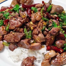 ข้าวราดกระเพราเครื่องในไก่