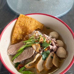 เส้นใหญ่น้ำใสหมู