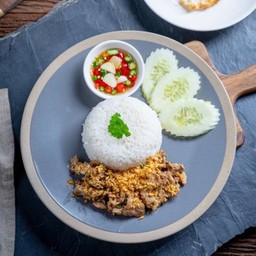 ข้าวเนื้อกระเทียม