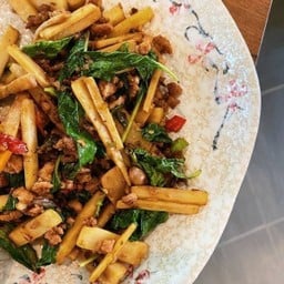 กะเพราหมูสับผัดหน่อไม้